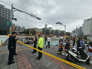 78歲駕駛高速穿越馬路衝撞行人！交通局曝「3大違規」