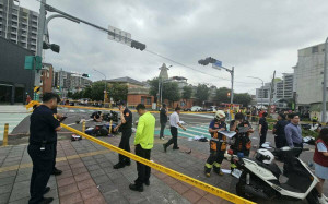 78歲駕駛高速穿越馬路衝撞行人！交通局曝「3大違規」