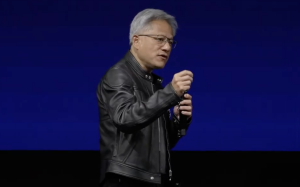 黃仁勳曝「摩爾定律」終結 輝達靠三招解決：AI效能每3個月就翻倍