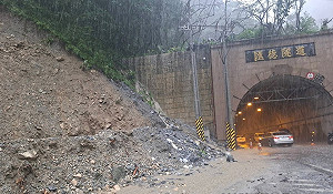 強降雨又釀土石流！現場畫面曝 台9線和仁到崇德封閉只出不進