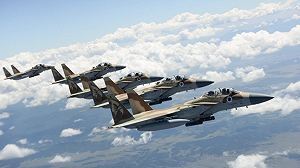 以10戰機進伊拉克領空模擬轟伊朗? 羅斯福號航母奔中東 美軍增到一萬人