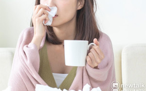 新冠疫情急又猛！醫曬「白色膿塊」照 曝急性喉炎10大徵兆