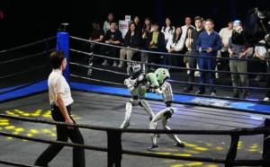(影) 狀況不斷! 世界首場人型機器人格鬥賽開打 專家駁斥「遙控玩具」說.....