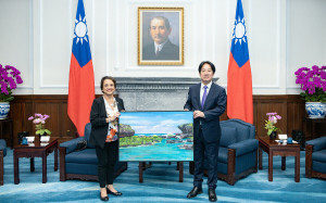 關島總督推優惠價格盼建立固定航班 賴清德端肉粽、台美國旗棒棒糖宴客