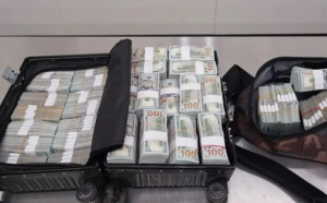 (影) 罕見! 旅客帶230萬美鈔闖深圳海關未申報被查獲 恐面臨刑責與罰款