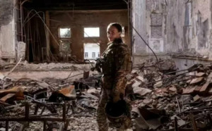 俄軍爆破大樓狂殺北約僱傭兵 烏軍女狙擊手被也埋入廢墟