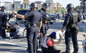(影）洛杉磯街頭驚現新兵種！戰鬥直升機上空盤繞 軍方700陸戰隊支援