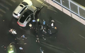 （影）又是獻忠？ 中國鄭州小米SU7 十字路口失控撞16車