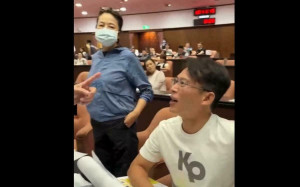 (影)舉「腳尾飯2.0」板子遭黃國昌罵白癡 綠委：偵訊帶大翻車 只剩辱罵人身攻擊