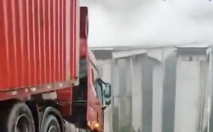 (影）車頭懸空司機命懸一線! 疑豆腐渣工程 貴州廈蓉高速高架橋驚傳垮塌 