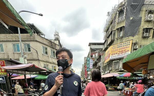 大罷免三階熱戰！威脅恐嚇頻傳  洪健益掃街險遭車撞 助理被車輾腳