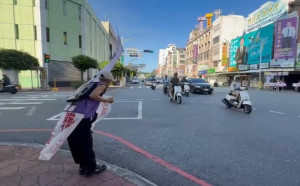 (影)罷免傅崐萁！80歲「葉霸」連3天站路口鞠躬 感動萬名網友：台灣人的典範