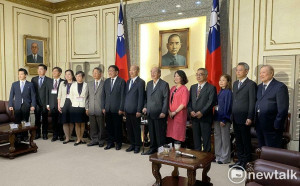 傅崐萁別難過！這次換立院秘書長周萬來座位被柯建銘搶走