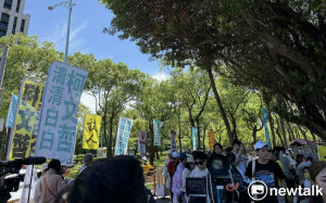 小草喊「義無反顧投誠解放軍」 顏擇雅諷：看哪個首長哪一天需要你的肝或腎