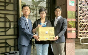 北市垃圾場發現鄭正鈐中製競選小物  林志潔質疑滅證 赴北檢提交事證 
