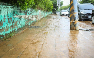 海線豪雨大淹水 網友稱「台灣大道龍舟賽」 盧秀燕勘災下令加強戒備