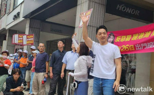 穿「我不同意」罷免T恤現身挺李彥秀 蔣萬安籲726站出來投票