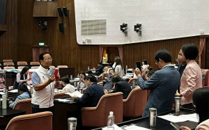 普發現金今表決 藍委議場內拿錢擺拍 他酸：國民黨準備好大撒幣 