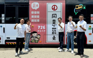綠營大出擊！五議員力推「台派寶寶公車廣告」 反戰藍營廣告攻勢