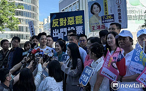 傳投票日率團出國？藍營里長今現身力挺藍委 