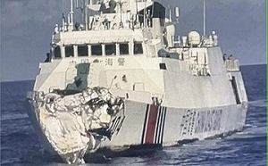 (影) 中國臉丟大了! 南海追逐菲船 海警船竟撞自家海軍052D 還靠菲船救援