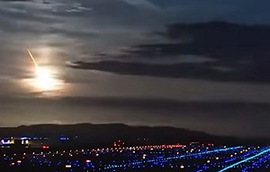 (影)日本多地目擊「超巨大火球」劃破夜空瞬間全白 專家：疑隕石衝擊