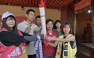 民主車隊遶行台中潭雅神  何欣純見證民主聖火交棒傳遞
