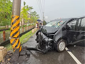 (影)《花甲》劇組車禍 衝撞瞬間曝光！ 9人巴爆胎猛撞電桿