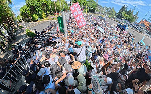 民眾黨走讀與警察對峙緊張》黃國昌帶領群眾攀越鐵馬