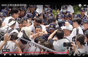 黃國昌帶頭衝撞拒馬 ! 8警員受傷 北市警將傳喚說明