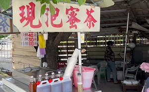 高雄知名老牌蜜茶攤宣布熄燈！網友不捨直呼：最美的回憶
