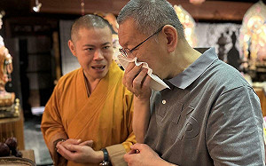 交保後首度祭拜柯爸牌位　柯文哲哭了 