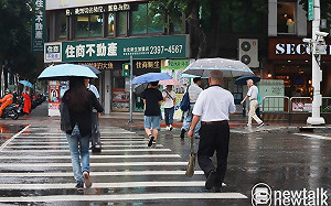 「鳳凰」颱風外圍水氣移入 4縣市大雨特報！迎風面雨勢越晚越明顯