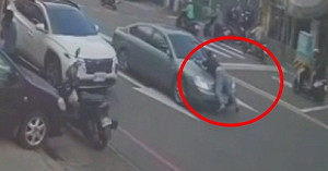 (影) 台中婦遭詐 400 萬！ 女兒跳引擎蓋攔車手