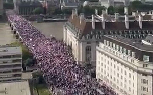 (影) 3百萬人上街頭! 倫敦反移民大示威 馬斯克聲援批BBC「摧毀英國」
