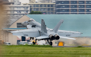 相隔25年「又來了」！駐日美軍在岩國基地重啟FCLP艦載機起降訓練