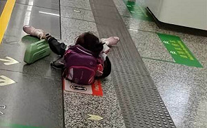 意圖醜化台灣？瘋傳北捷女童昏倒無人敢扶   網友眼尖：這是中國杭州地鐵站