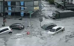 (影)「樺加沙」豪雨釀災！花蓮馬太鞍溪堰塞湖溢流 泥流狂瀉淹進市區