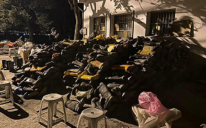 災區亂象？愛心雨鞋堆成山  志工呼籲鏟子超人「自行帶回」