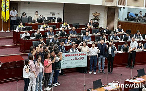 蔣萬安還沒施政報告　民進黨團曝2.1萬支票看板：還稅於民、普發現金