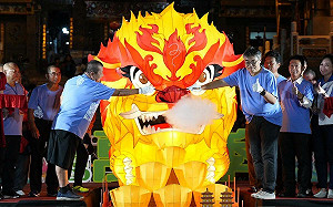 高雄左營萬年季熱鬧登場    火獅開光點睛賜福保庇市民 