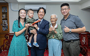 探望百歲人瑞 賴清德當場請教打太極：讚阿公是台灣葉問、黃飛鴻