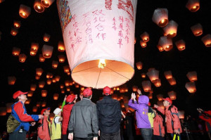 齊放天燈！柯「天佑台灣」朱「神采飛羊」