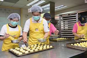 林佳龍夫妻當志工 幫社福團體做月餅