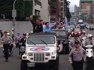 連勝文8小時掃街 沿途民眾冷漠比7手勢