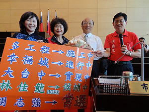 九年後再碰上林佳龍 胡不再優雅輕鬆