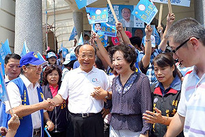 胡志強登記參選 媒體關注警匪槍戰