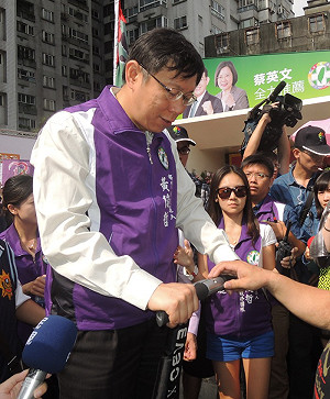 為橘營何啟聖站台遭避開？柯文哲：客隨主便