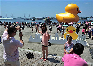 黃色小鴨進駐高雄首日 湧入20萬人次遊客