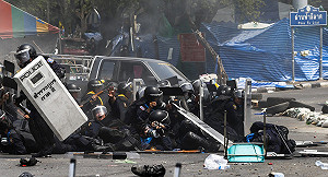 泰反政府示威者百人被逮 1警中彈身亡